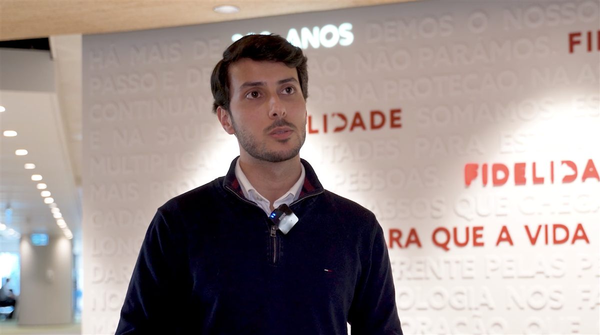 César Filipe em frente à parede da Fidelidade