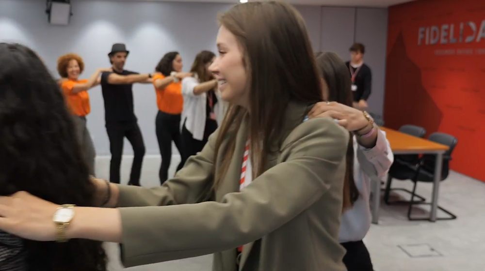 Trainees numa dinâmica de equipa numa sala da Fidelidade